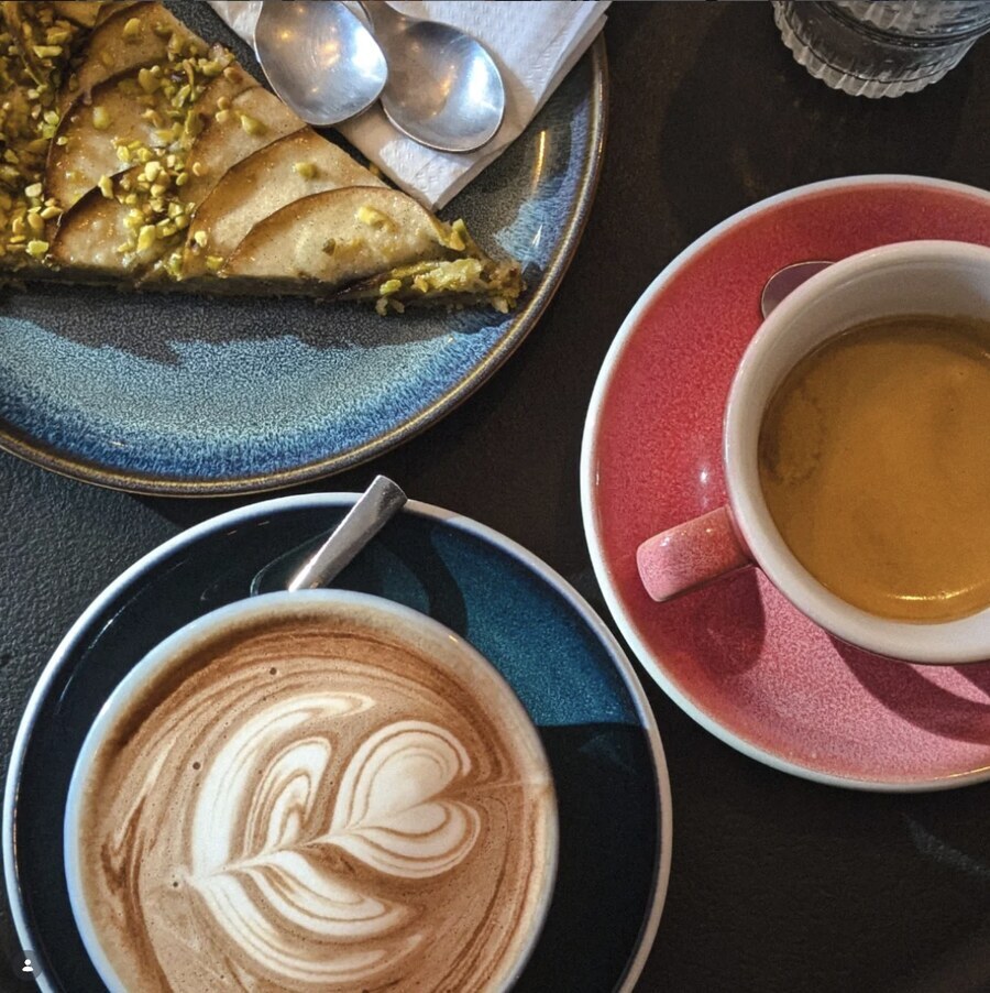 Latte art en cœur et espresso