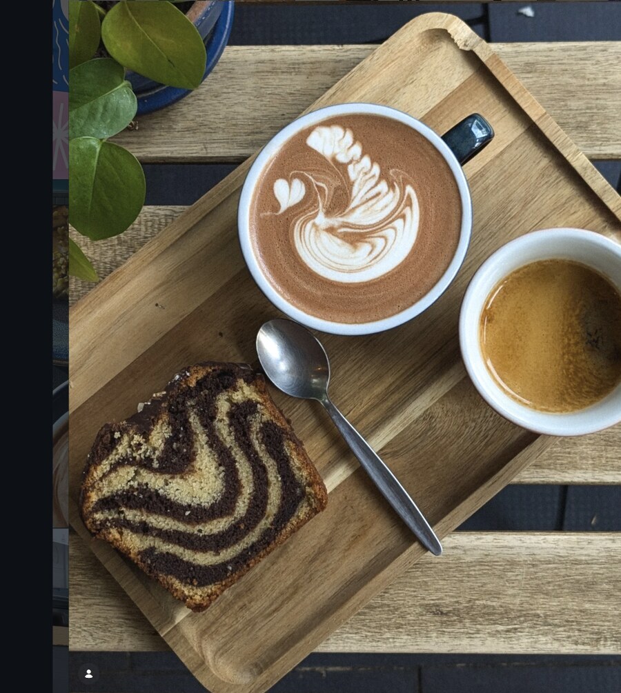 Latte et cake marbré sur plateau bois