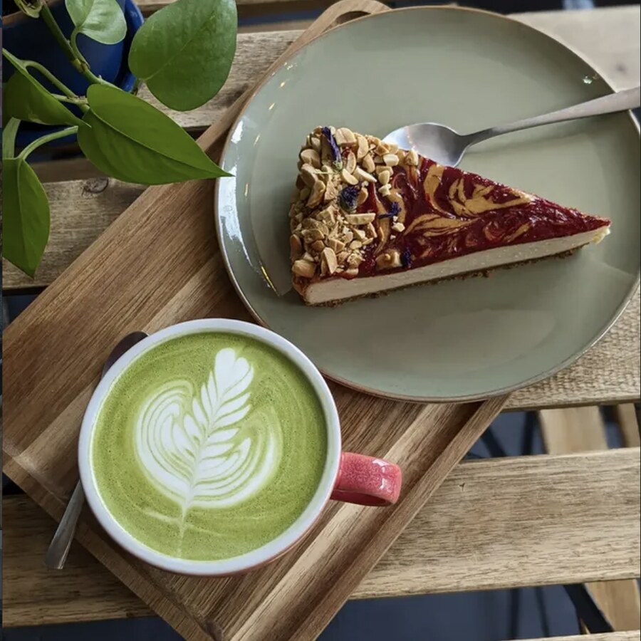 Matcha latte et tarte fruits rouges